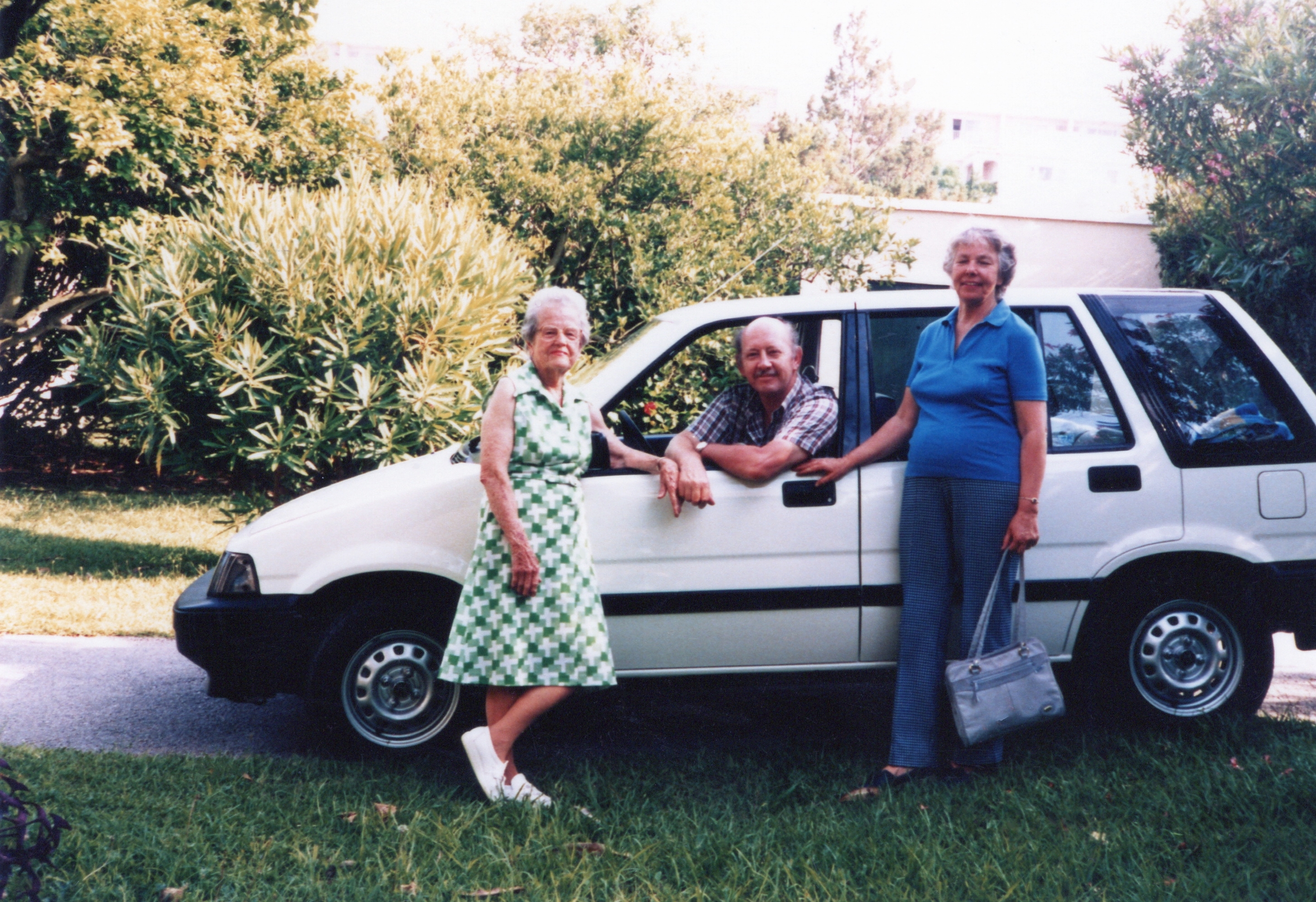 32.294117328569385, -64.80192406240162