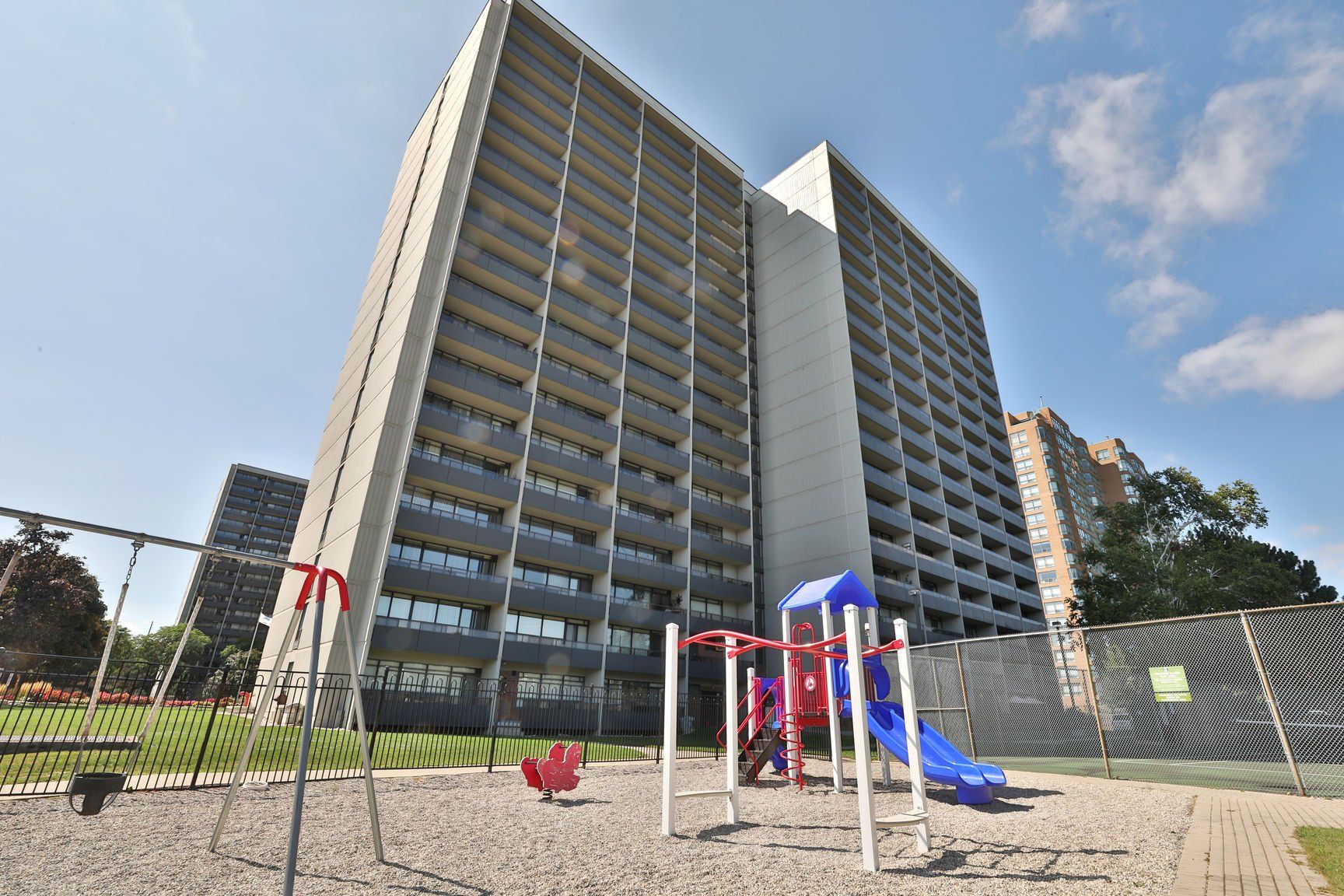 BurlingtonTowers~c~Exterior~DV943773