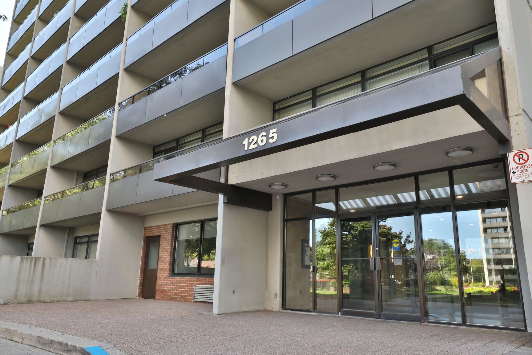 BurlingtonTowers~c~Exterior~DV943790