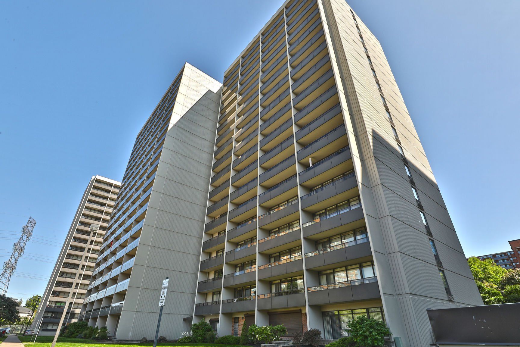 BurlingtonTowers~c~Exterior~DV943792
