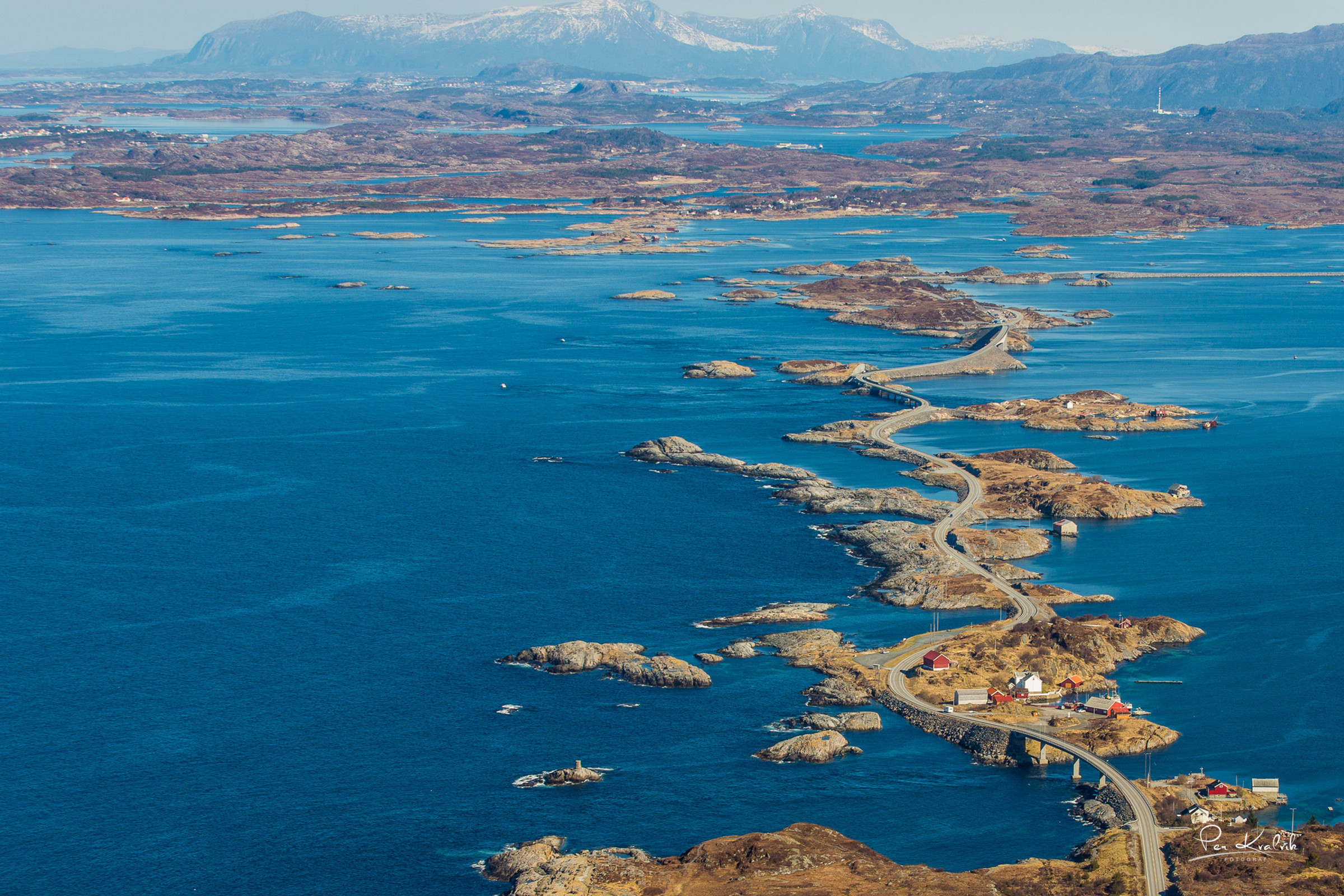 Over Vevang, looking north-east along the Atlantic Ocean Road (Atlanterhavsvegen in Swedish).